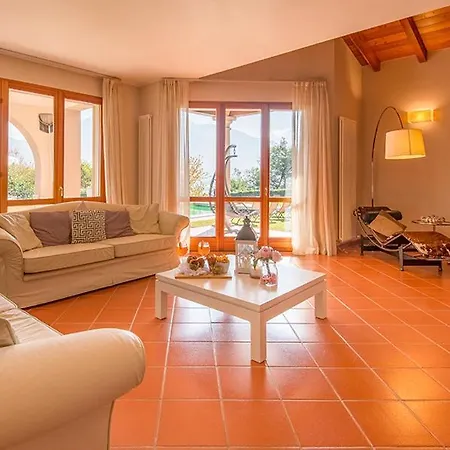 Vignola Sleeps 14 With Pool Cremia