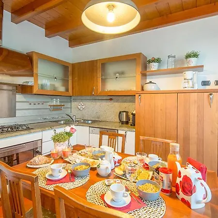 Vignola Sleeps 14 With Pool * Cremia