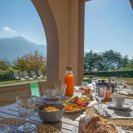 Βίλα Vignola Sleeps 14 With Pool *