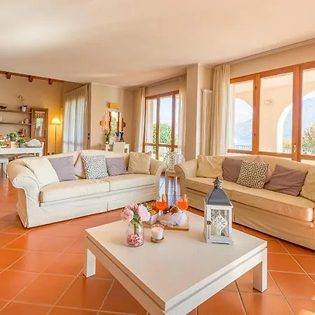 Villa Vignola Sleeps 14 With Pool