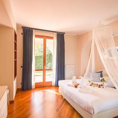 Vignola Sleeps 14 With Pool Cremia