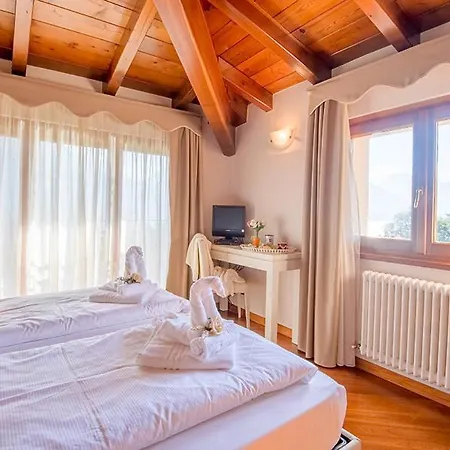 Vignola Sleeps 14 With Pool Cremia