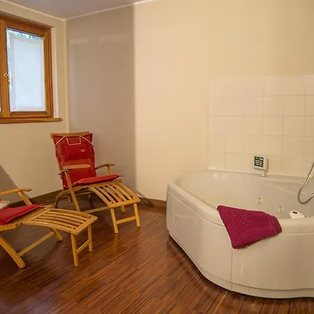 Vignola Sleeps 14 With Pool * Cremia