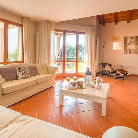 וילה Vignola Sleeps 14 With Pool Cremia