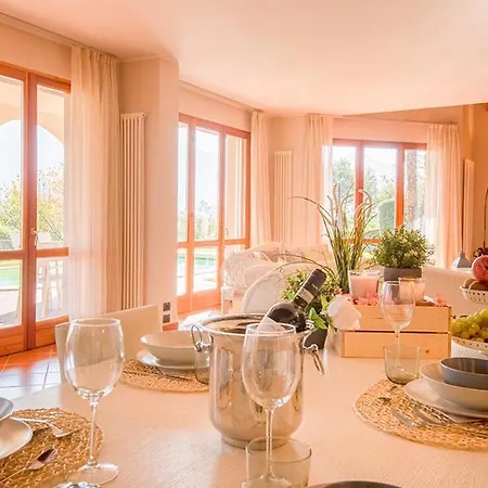 Vignola Sleeps 14 With Pool וילה
